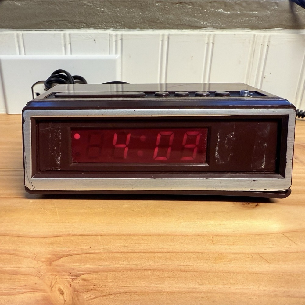 Vintage Tozai Model 1585 LED Alarm Clock Woodgrain Digital 2005 Works Read